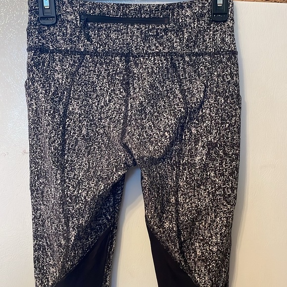 Lululemon Size 4 Black White Crop Leggings Like New - Picture 3 of 6